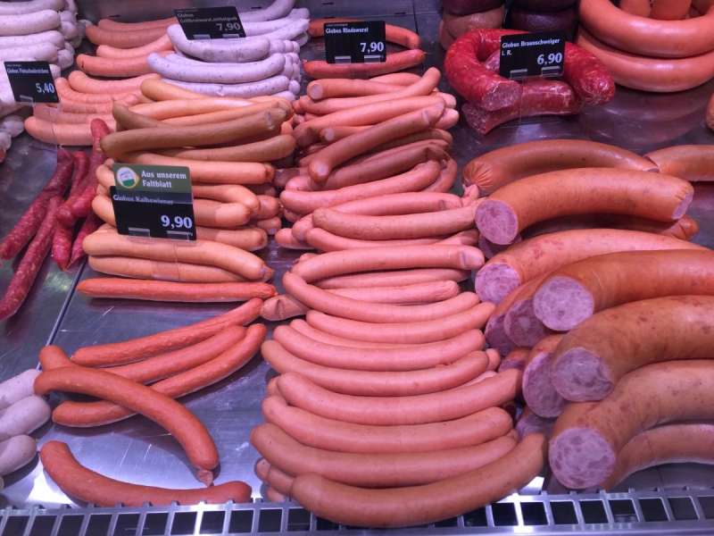 charcuterie-AIGUINES-min_sausages_meat_butchery-1069321